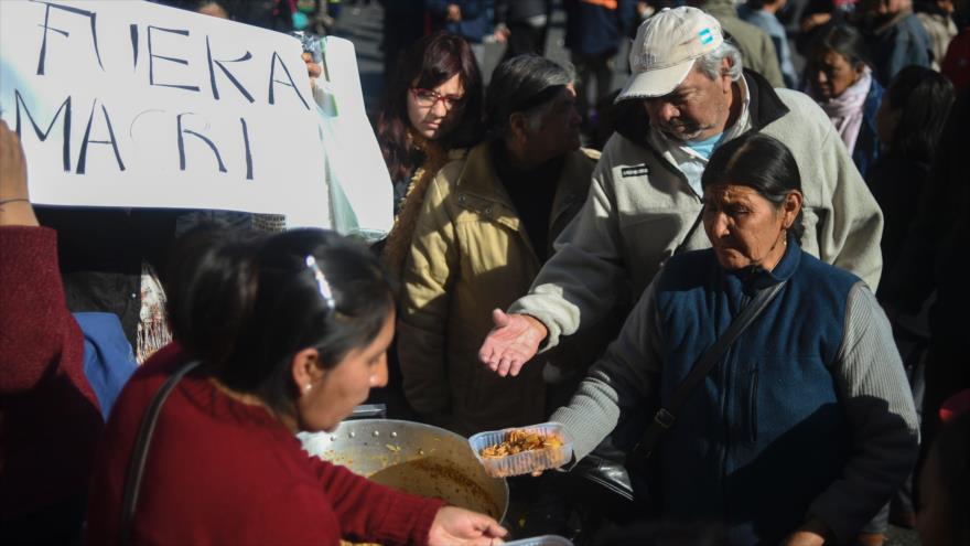 Miembros de organizaciones sociales entregan comida caliente gratis en varios puntos de la capital de Argentina, Buenos Aires, durante una manifestación contra el hambre, 19 de julio de 2016.