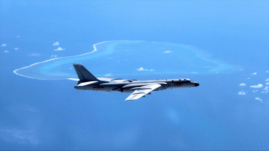 Un bombardero chino H-6K sobrevuela el mar del Sur de China.