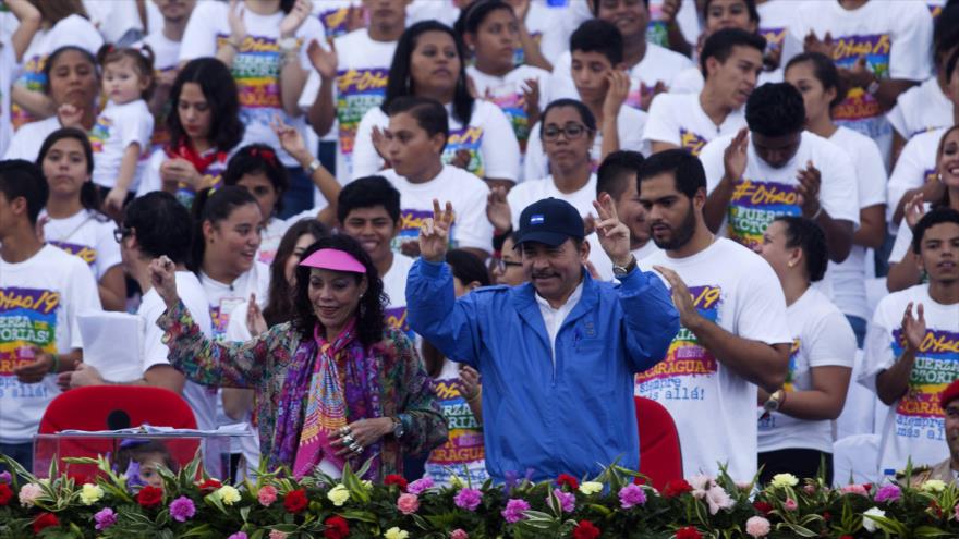 El presidente de Nicaragua, Daniel Ortega y la primera dama Rosario Murillo agitan la mano a sus partidarios durante el festejo del 37º aniversario del triunfo de la Revolución Popular Sandinista de Nicaragua en Managua, 19 de julio de 2016.