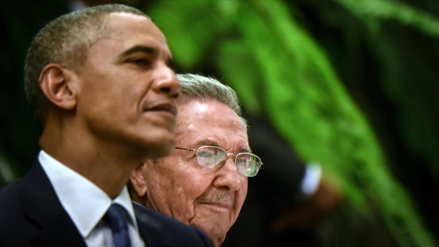 Los presidentes de EE.UU. (izda.), y Cuba, Barack Obama y Raúl Castro, respectivamente, durante la cena de Estado en el Palacio de la Revolución en La Habana, capital de la isla, 21 de marzo de 2016.