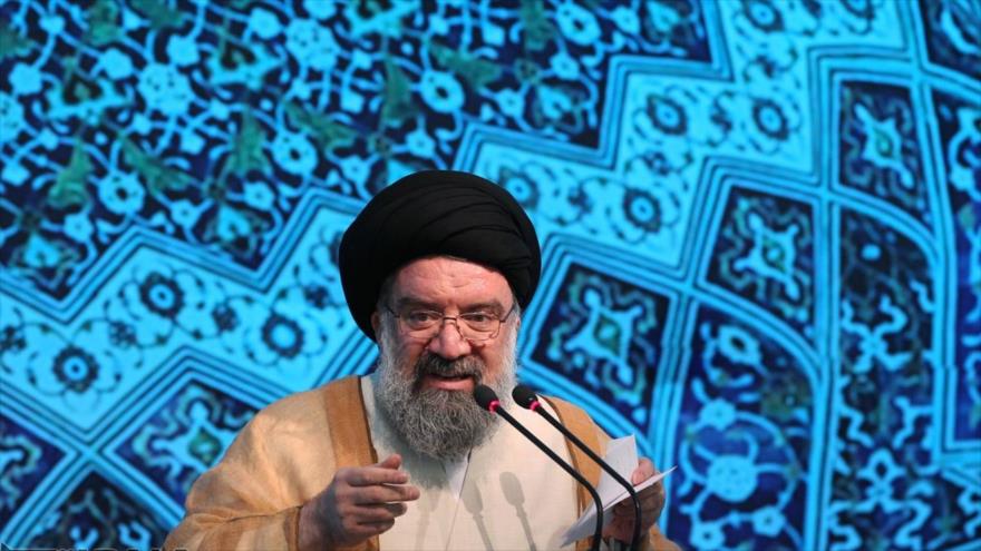 El ayatolá Seyed Ahmad Jatami, ofrece un discurso ante miles de fieles que participan en el rezo del viernes de Teherán, 22 de julio de 2016.