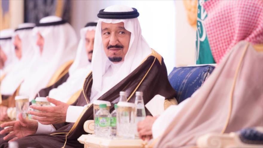 El rey Salman bin Abdulaziz Al Saud, junto a otros príncipes saudíes.
