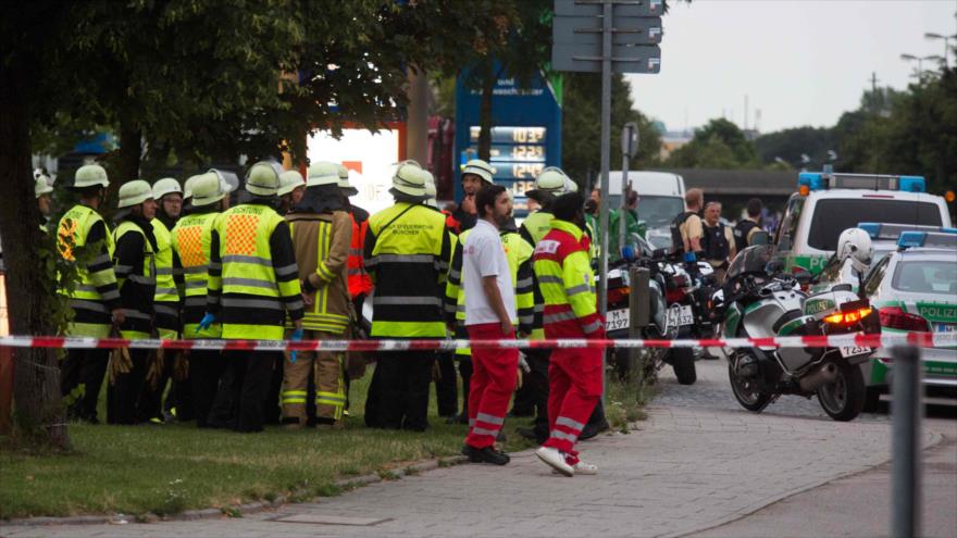 Policías alemanes cerca del centro comercial Olympia, en Múnich, donde ocurrió el atentado del viernes, 22 de julio de 2016.