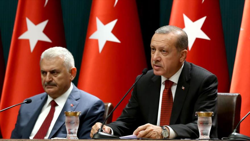 El presidente turco, Recep Tayyip Erdogan (dcha.), y el canciller turco, Binali Yildirim.