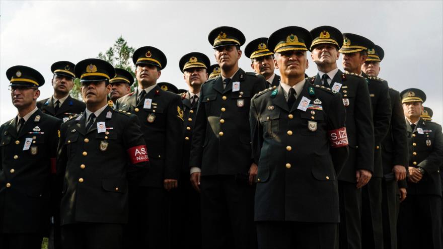 Policías de Ankara acuden al funeral de sus colegas muertos durante el fallido golpe de Estado militar.