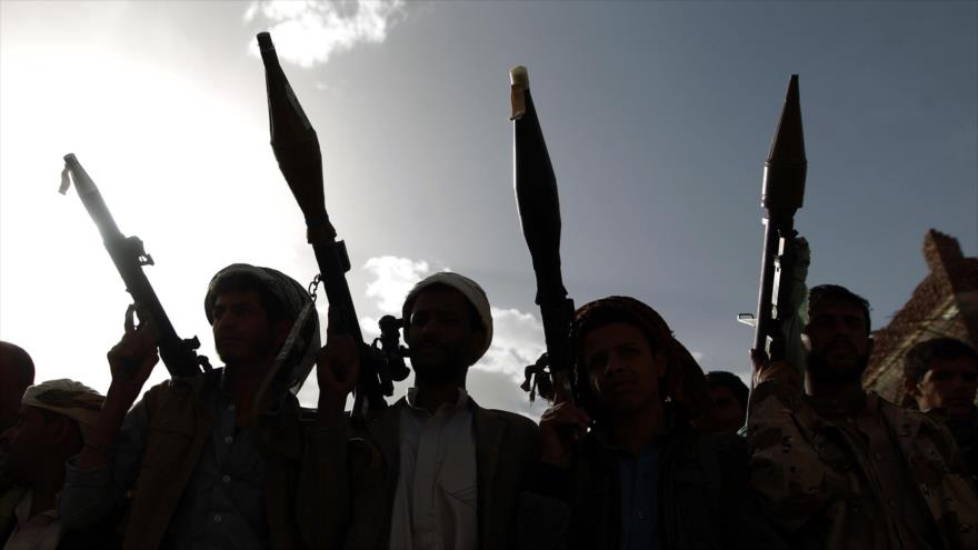 Combatientes tribales yemeníes aliados del movimiento popular Ansarolá.