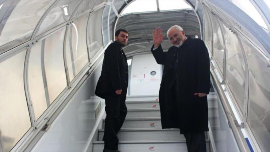 El ministro iraní de Asuntos Exteriores, Mohamad Yavad Zarif (derecha), se despide antes de abandonar Teherán.