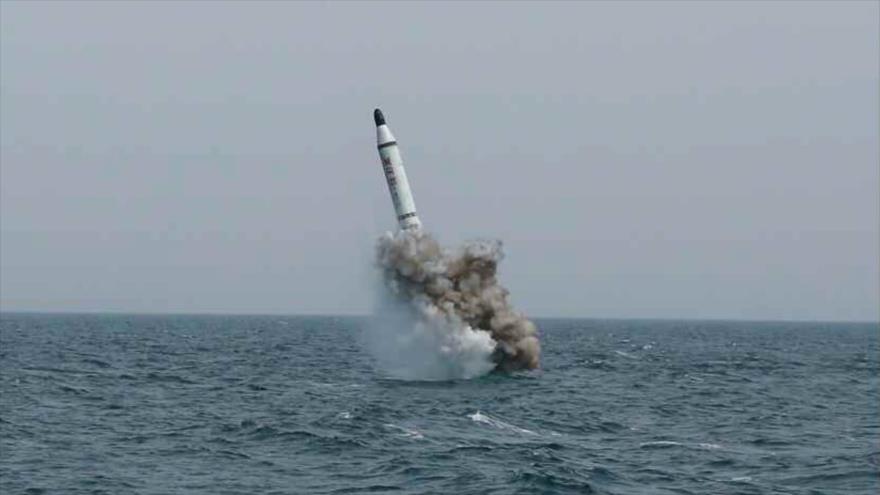 Lanzamiento de un misil balístico desde un submarino norcoreano.