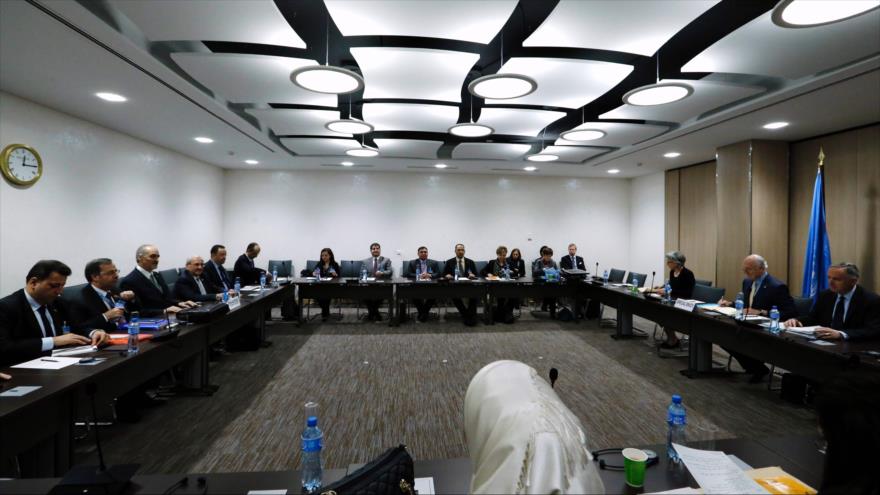 La delegación del Gobierno sirio en los diálogos de paz se reúne con el enviado de la ONU para Siria, Staffan de Mistura, en la ciudad suiza de Ginebra, 26 de abril de 2016.