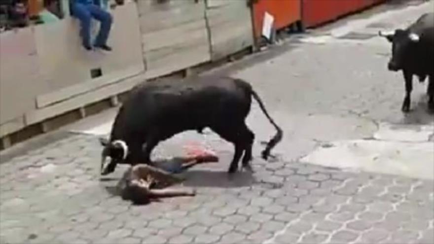 Un toro embiste brutalmente a un joven mexicano en la fiesta de Xiqueñada y lo deja inconsciente, 22 de julio de 2016.