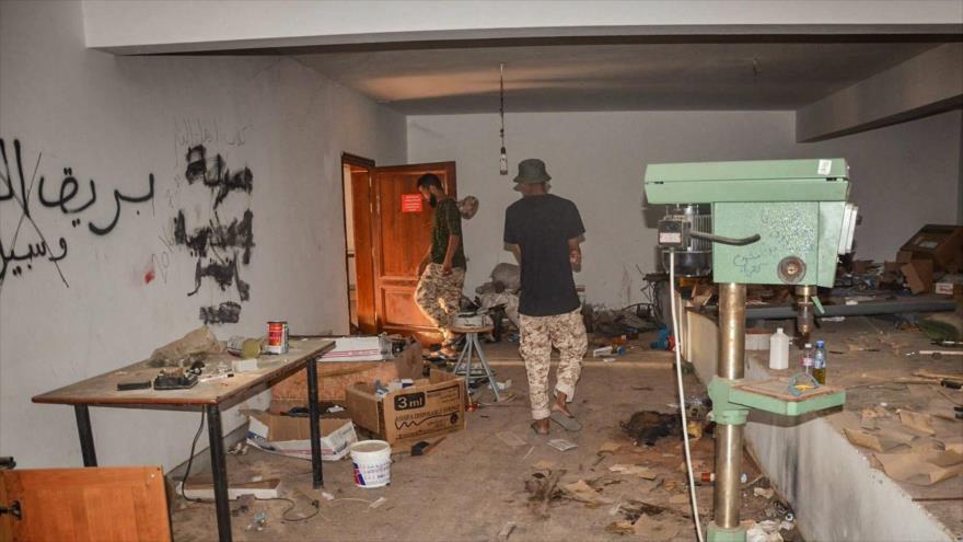 Una habitación del edificio en la ciudad libia de Sirte que era usada por Daesh como una fábrica de explosivos.
