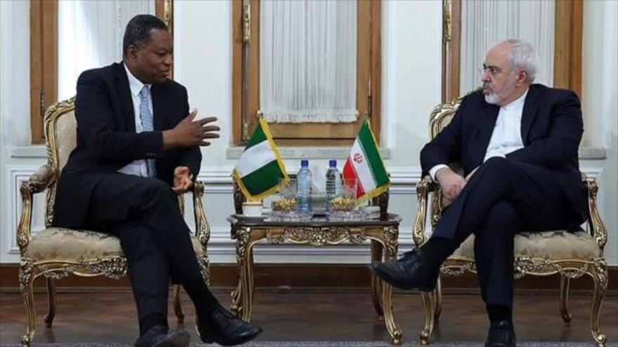 El canciller iraní, Mohamad Yavad Zarif (dcha.), y su par nigeriano, Geoffrey Onyeama.