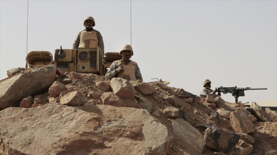 Soldados saudíes hacen guardia en un puesto de control en la región fronteriza de Najran, 21 de abril de 2015.
