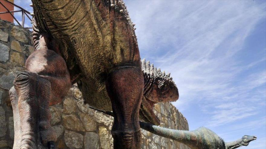 El Terópodo Alebisaurio, dinosaurio carnívoro, bípedo de hace mas de 80 millones de años.