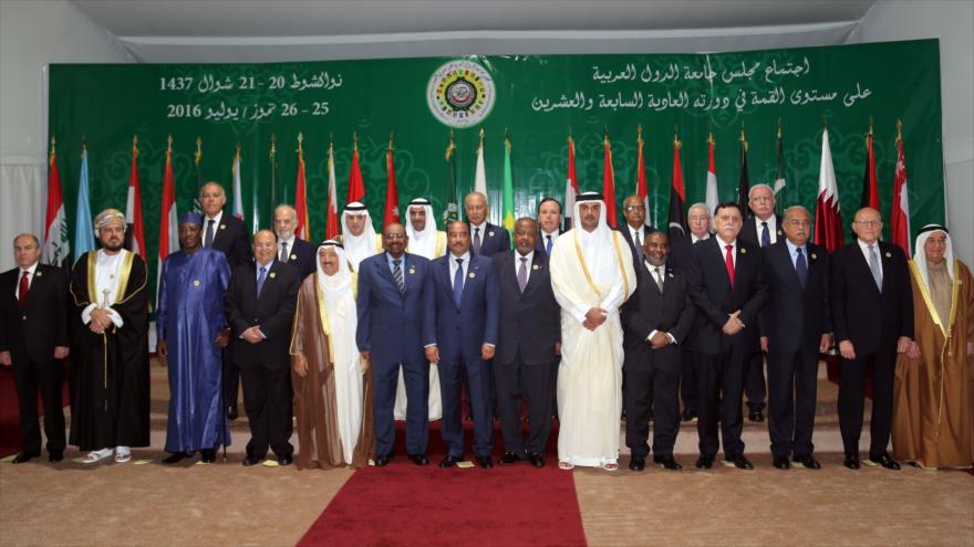 Los miembros de la Líga Árabe (LA) posan para una foto durante la vigesimoséptima cumbre de este bloque en la capital de Mauritania, Nuakchot, 25 de julio de 2016.e