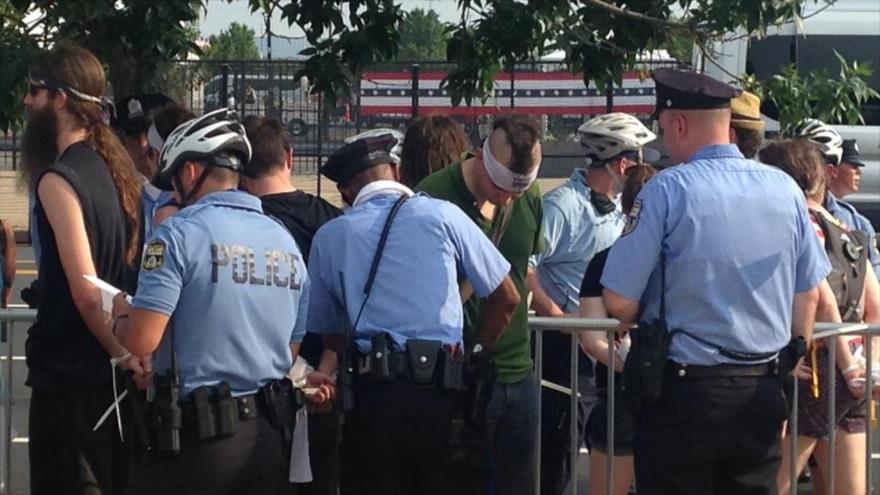 Policía de EE.UU., arresta a simpatizantes del senador de Vermont, Bernie Sanders, en Wells Fargo Center, en Filadelfia, donde se celebró la primera jornada de la Convención del Partido Demócrata, 25 de julio de 2016.