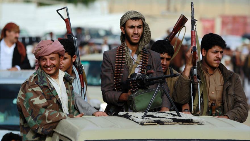 Combatientes del movimiento popular yemení Ansarolá.