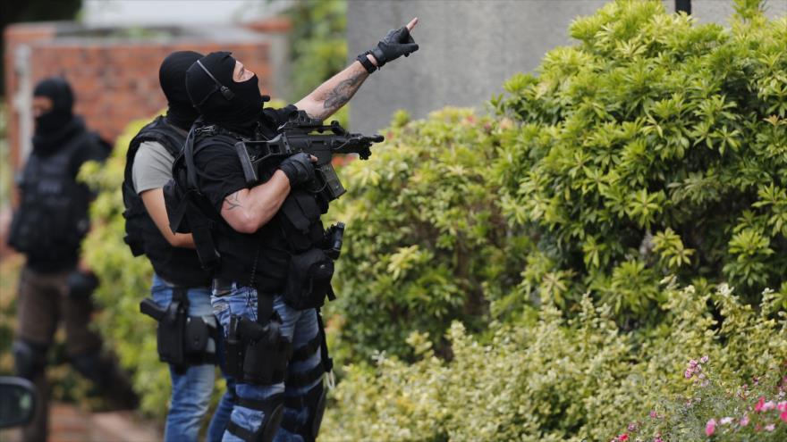 Fuerzas de seguridad francesas durante la investigación a una casa en la localidad de Saint-Etienne-du-Rouvray, en la región de Normandía, después de que dos terroristas del grupo EIIL (Daesh, en árabe) degollaran a un cura en su iglesia, 26 de julio de 2016.