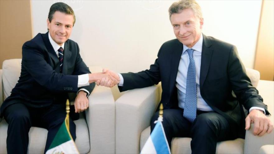 El presidente argentino, Mauricio Macri (dcha.), y su homólogo mexicano, Enrique Peña Nieto.