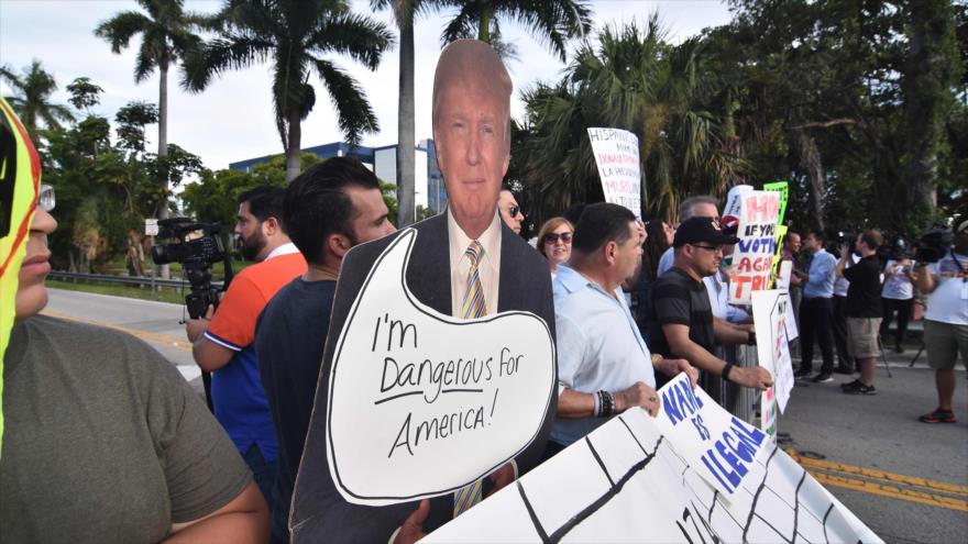 Opositores al candidato republicano a la Presidencia de EE.UU., Donald Trump, se congregan en Miami, Florida, 26 de julio de 2016.