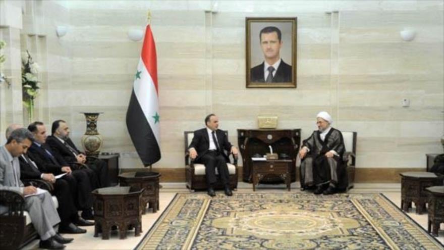  	El primer ministro sirio, Imad Mohamad Deeb Jamis (izda.) se entrevista con el secretario general del Foro Mundial para la Proximidad de las Escuelas Islámicas, el ayatolá Mohsen Araki en la capitalina ciudad de Damasco. 26 de julio de 2016