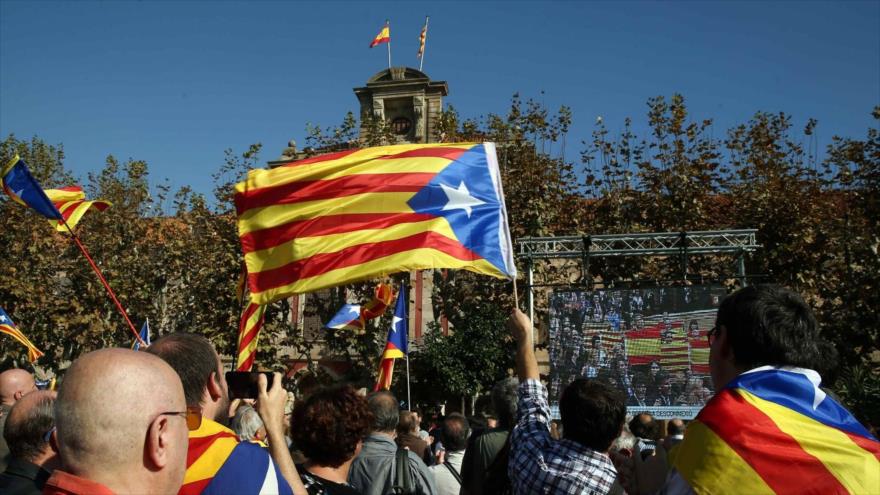 Banderas catalanas (esteladas) a las puertas del Parlamento regional de Cataluña, en el noreste de España. 