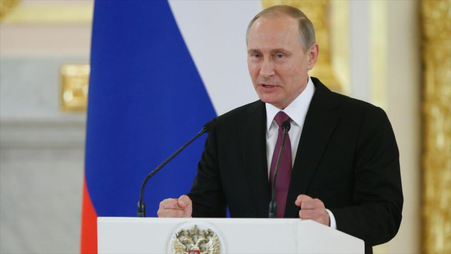 El presidente ruso, Vladimir Putin, da un discurso durante una reunión con los miembros del equipo olímpico ruso en el Kremlin, en Moscú, la capital rusa, 27 de julio de 2016.