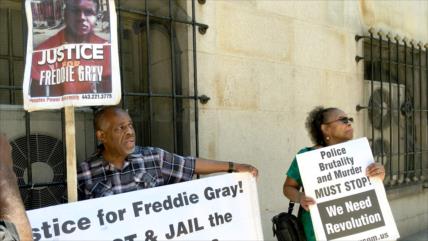 Retiran cargos a policías acusados de la muerte de Freddie Gray