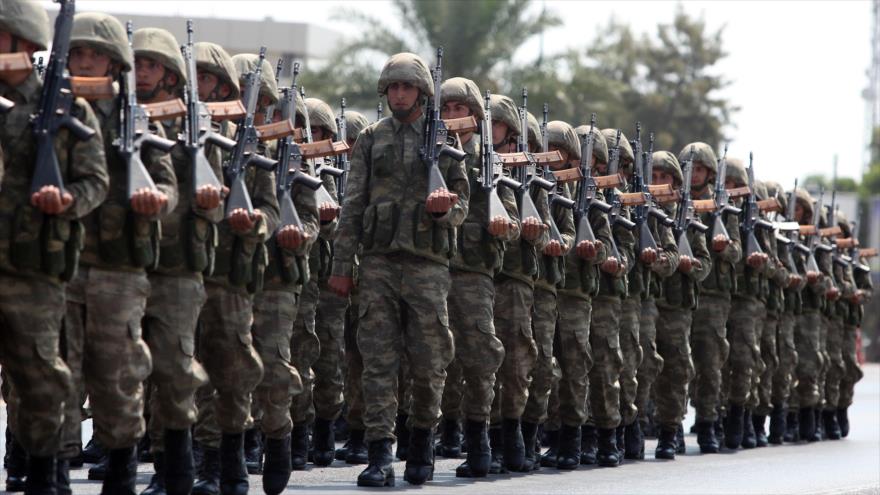 Soldados del Ejército turco durante un desfile en Nicosia (Chipre).