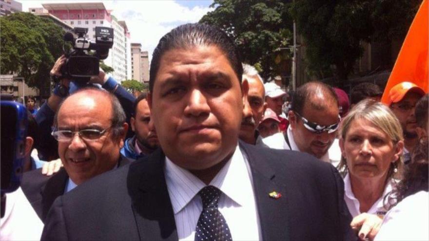 El rector del Consejo Electoral Nacional (CNE) de Venezuela, Luis Emilio Rondón, se dirige a los medios de comunicación frente a la sede de la entidad electoral en Caracas, capital venezolana, 27 de julio de 2016.