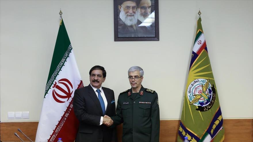 El jefe del Estado Mayor de las Fuerzas Armadas de Irán, el general de división Mohamad Husein Baqeri (dcha.), y el consejero de Seguridad Nacional de Paquistán, Naser Jan Yanyua, se estrechan la mano durante un encuentro en Teherán, capital persa, 27 de julio de 2016.