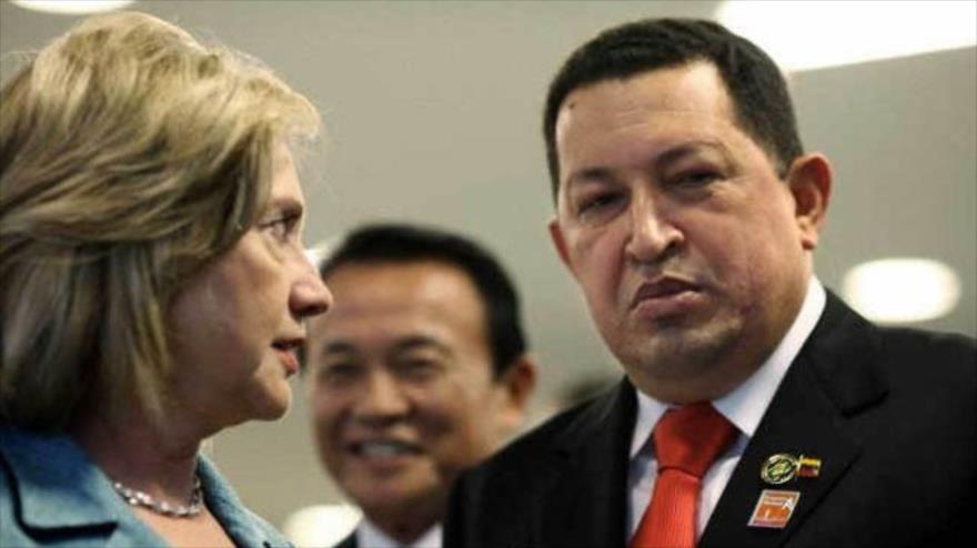 La entonces secretaria de Estado de EE.UU., Hillary Clinton y el expresidente de Venezuela, el fallecido Hugo Chávez.