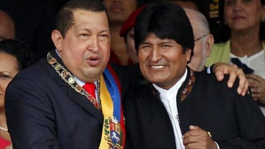El presidente de Bolivia, Evo Morales (dcha.), y el fallecido Hugo Chávez, expresidente de Venezuela.