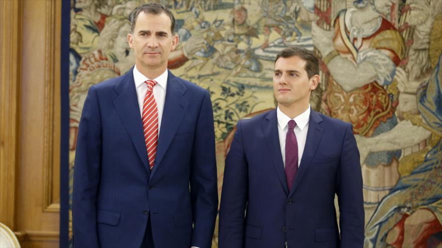 El secretario general de Ciudadanos, Albert Rivera, junto al rey Felipe VI en el palacio de la Zarzuela, sede de la monarquía española, 28 de julio de 2016.