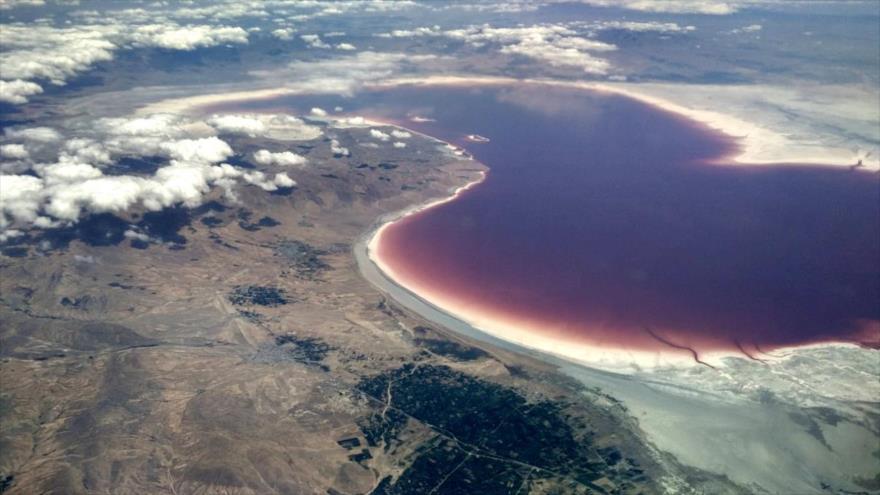 Una imagen del lago Urmía con color rojo.