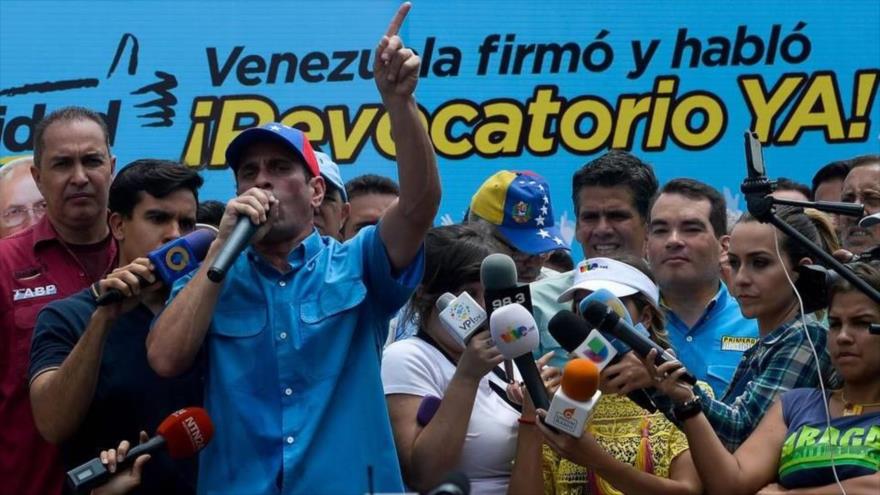 El líder opositor venezolano Henrique Capriles ofrece un discurso.