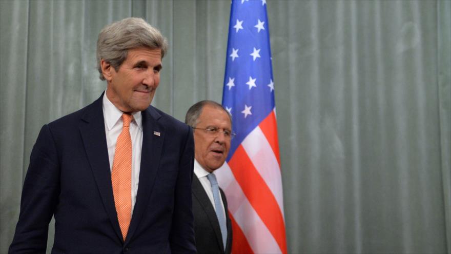 El canciller ruso, Serguei Lavrov (dcha.) y su par estadounidense, John Kerry, en Moscú, la capital de Rusia, 15 de julio de 2016.