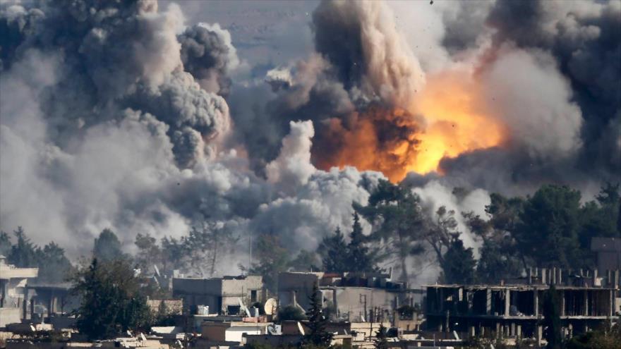 Bombardeos de la coalición anti-EIIL, liderada por EE.UU., cerca de la ciudad siria de Manbiy, en la provincia noroccidental de Alepo.