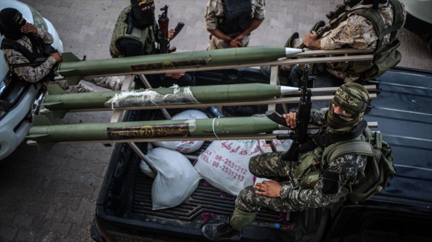 Combatientes de Yihad Islámica Palestina presentan sus misiles durante un desfile en Franja de Gaza, 29 de julio de 2016.
