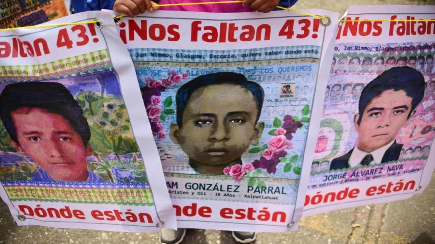 Unas pancartas muestran a algunos de los 43 estudiantes desaparecidos de la escuela rural de Ayotzinapa.