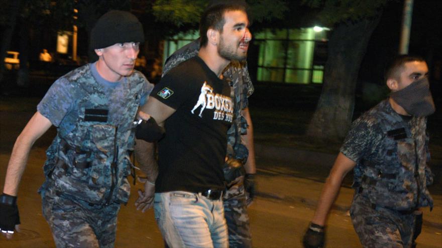 Agentes policiales de Armenia detienen a un manifestante en Ereván, la capital, 29 de julio de 2016.