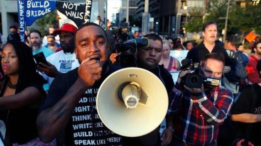 Estadounidenses marchan en Dallas para rechazar la brutalidad policial contra los afroamericanos, 29 de julio de 2016.