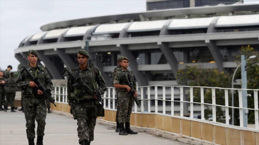Soldados del Ejército brasileño patrullan una estación cercana al estadio de fútbol de Maracaná, en Río de Janeiro, sureste de Brasil.