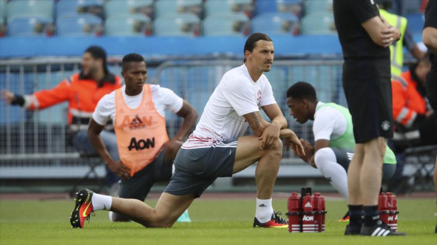 El nuevo delantero de Manchester United, Zlatan Ibrahimovic, se calienta antes del comienzo del partido amistoso entre ese equipo inglés, y el de Turquía, Galatasaray, en el Ullevi Stadium, en Goteborg, Suecia. 30 de julio de 2016