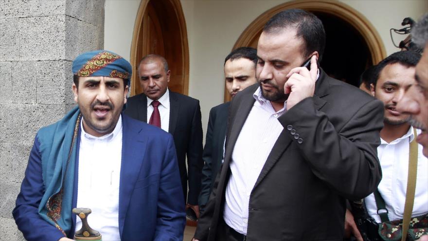 El portavoz de Ansarolá, Mohamad Abdulsalam (izda.), llega a una reunión con el representante de la ONU para Yemen, Ismail Ould Sheij Ahmad, en la capital yemení, Saná, 14 de julio de 2016.