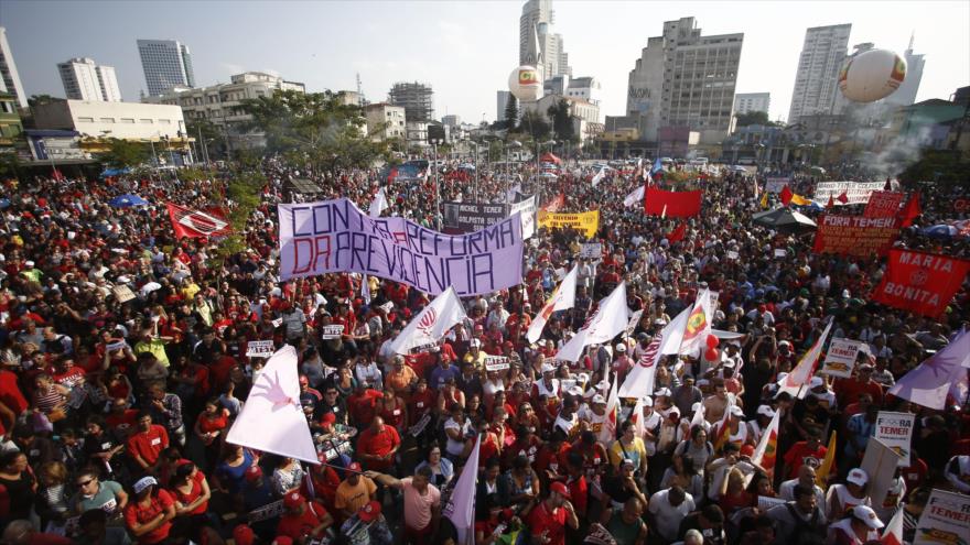 Brasileños se manifiestan a favor y en contra de Rousseff y Temer