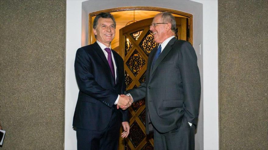 El mandatario de Argentina, Mauricio Macri (izq.), saluda al nuevo presidente de Perú, Pedro Pablo Kuczynski, Lima 28 de julio de 2016.