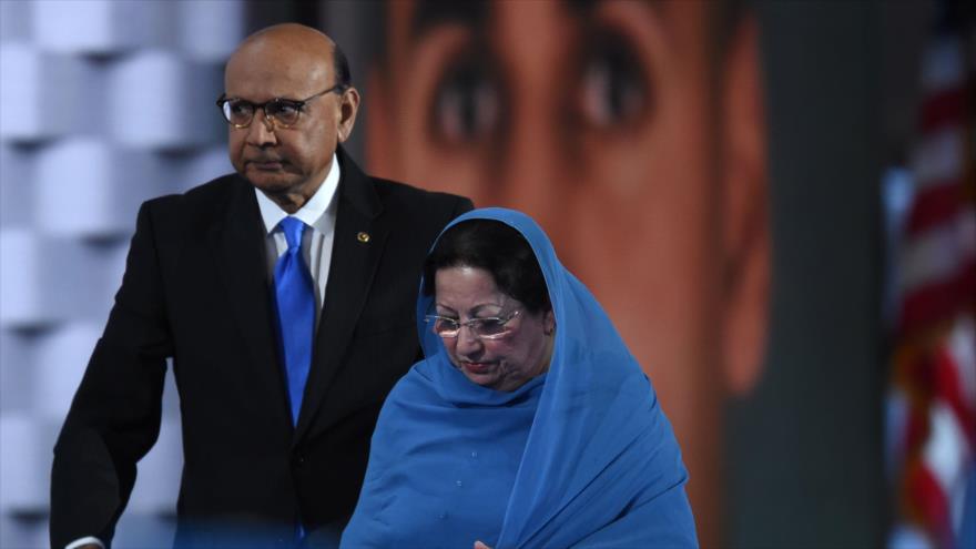 Khizr Khan, padre del capitán difunto del Ejército estadounidense Humayun S. M. muestra un ejemplar de la Constitución de los Estados Unidos al lado de su esposa en el último día de la Convención Nacional Demócrata en Filadelphia, 28 de julio de 2016.