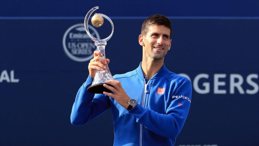 El tenista serbio Novak Djokovic celebra su victoria en la Final de Masters 1000 de Toronto tras vencer al japonés Kei Nishikori, 31 de julio de 2016.