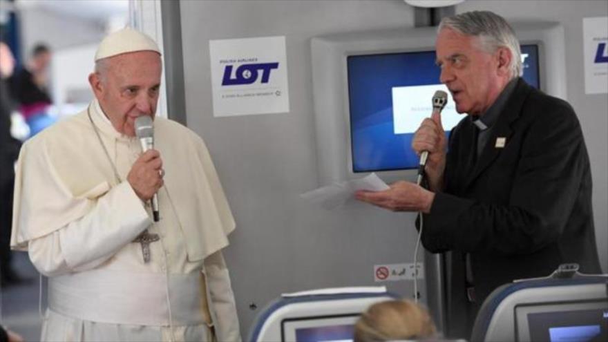 El papa Francisco habla con periodistas durante su viaje de regreso a Roma, 31 de julio de 2016.